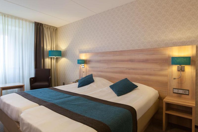Deluxe Twin Room image 4
