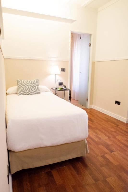 Single Room image 3