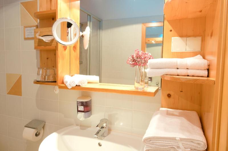Deluxe Double Room image 4