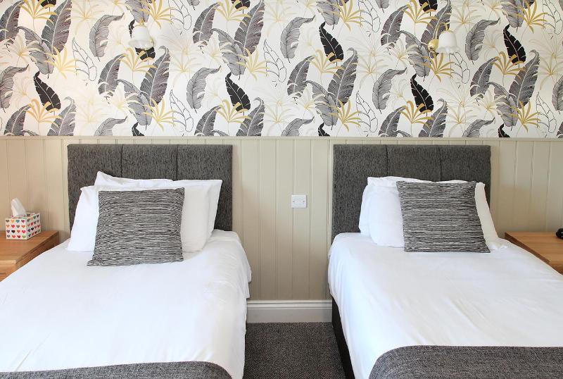 Twin Room image 3