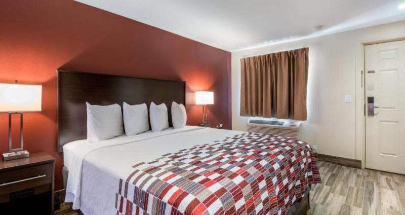Deluxe King Room - Disability Access/Smoke Free image 1