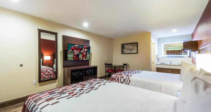 Deluxe Queen Room with Two Queen Beds - Smoke Free image 1