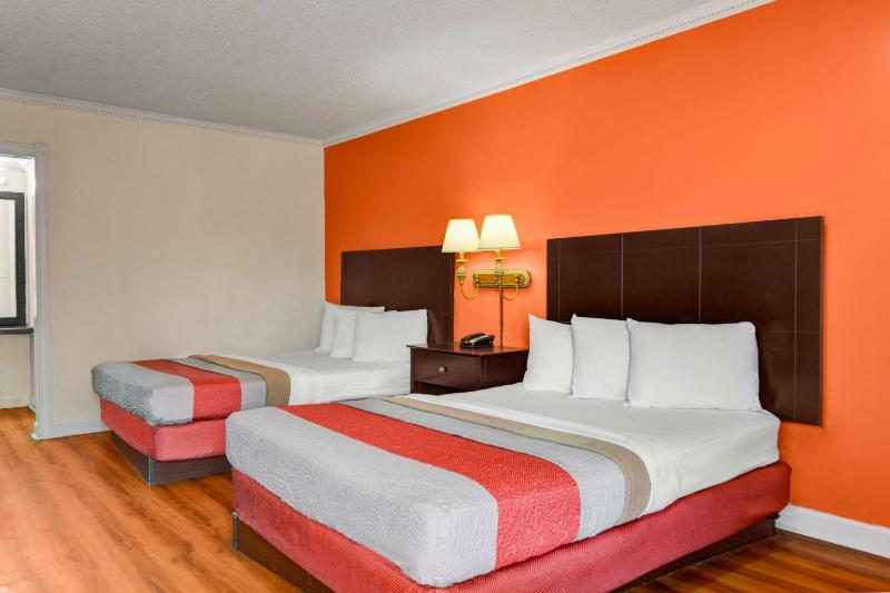 Queen Room with Two Queen Beds - Non-Smoking image 1