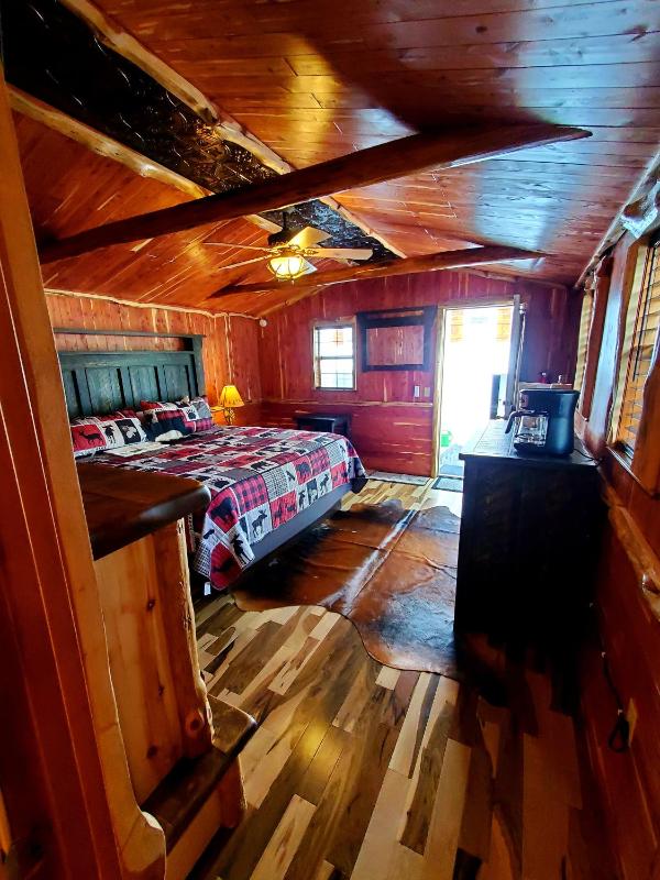 Deluxe King Room image 4