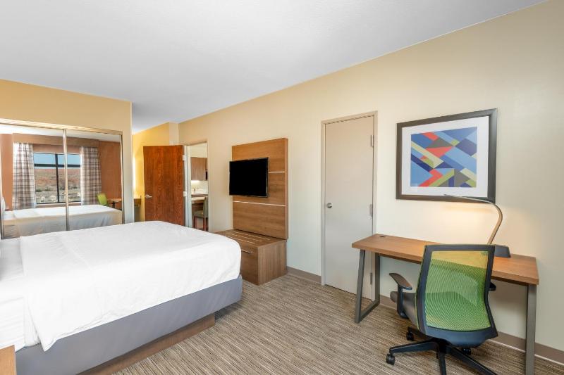One-Bedroom Suite with Jetted Tub image 1