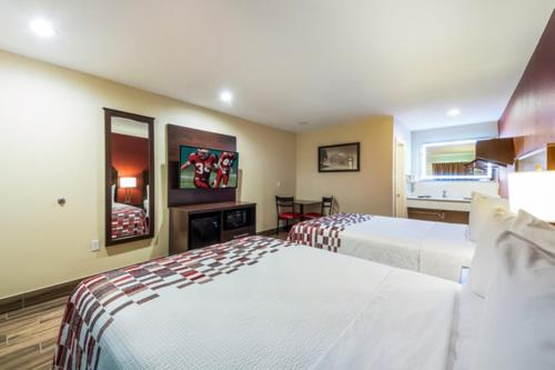 Deluxe Queen Room with Two Queen Beds - Smoke Free image 4