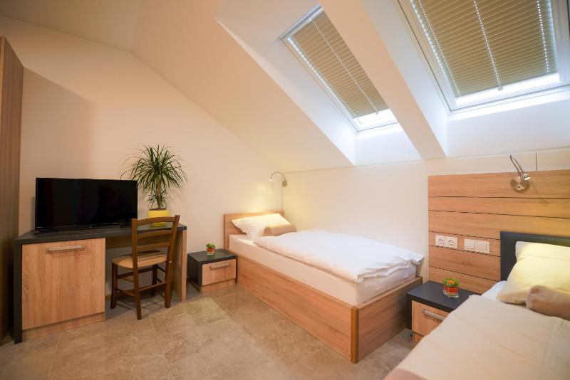 Classic Triple Room image 1