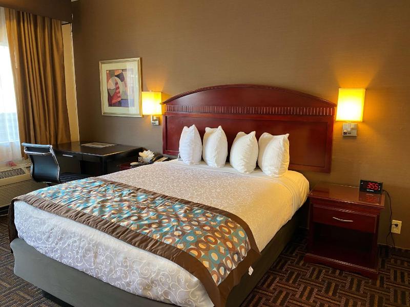 Queen Room with Roll-In Shower - Disability Access image 3