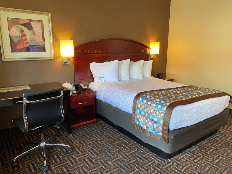 Queen Room with Roll-In Shower - Disability Access image 1
