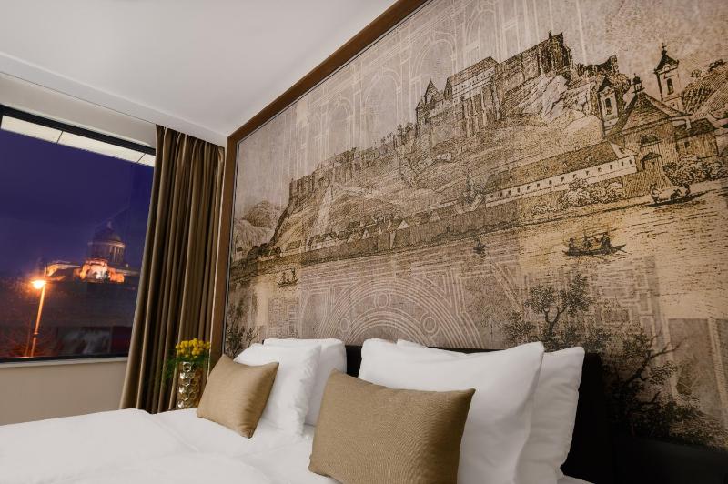 Superior Twin Room with City View image 4