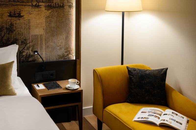Deluxe Double Room with Bath image 4