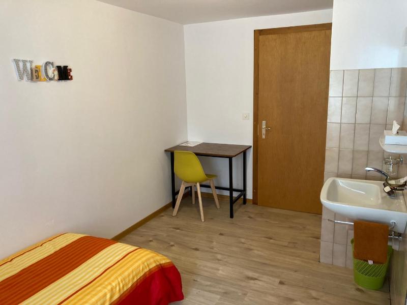 Standard Single Room with Shared Bathroom image 3