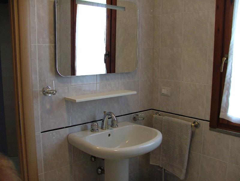 Large Single Room image 2