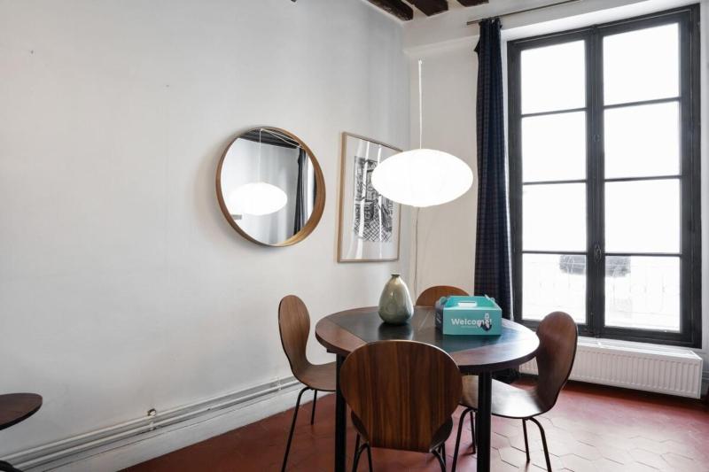 One-Bedroom Apartment image 4