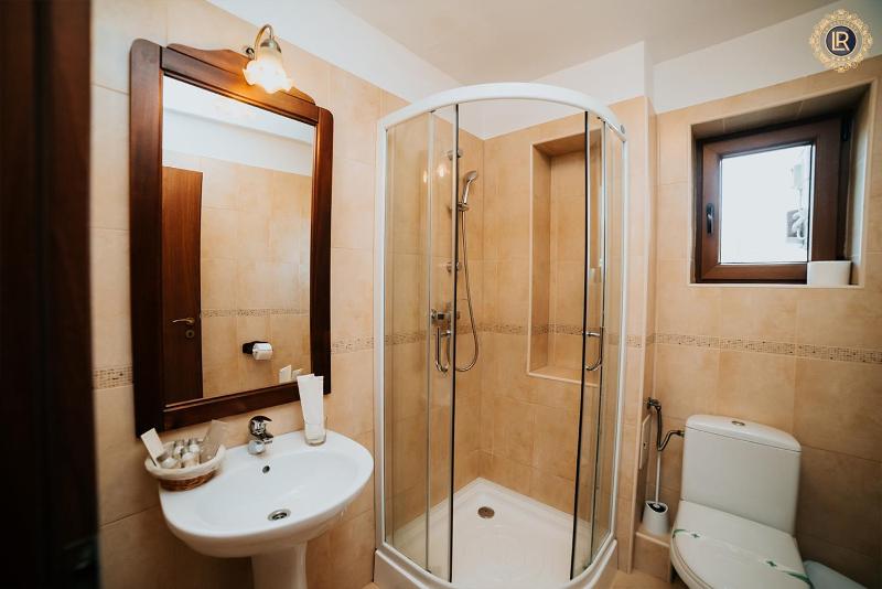 Twin Room image 4