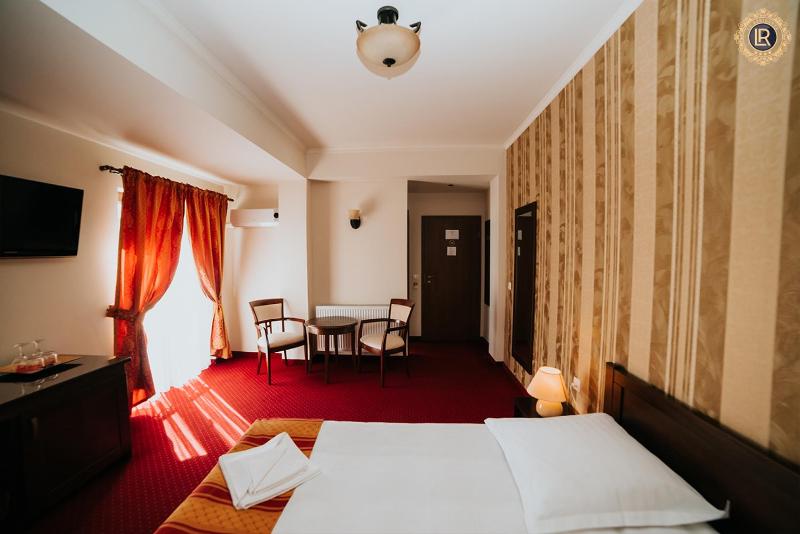 Double Room image 3