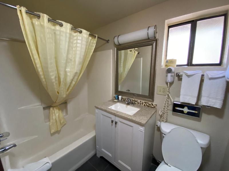 Queen Room image 4
