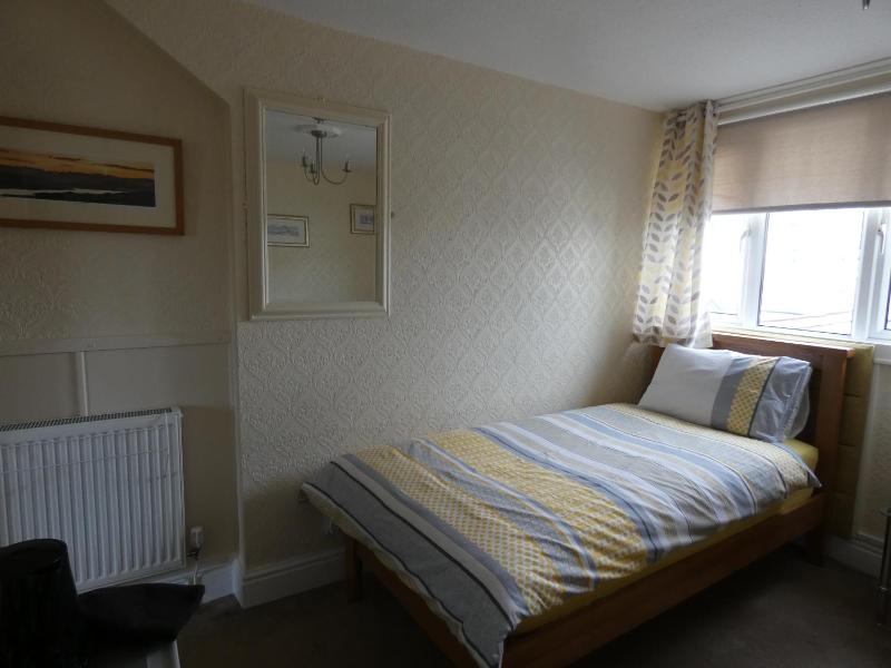 Twin Room image 3