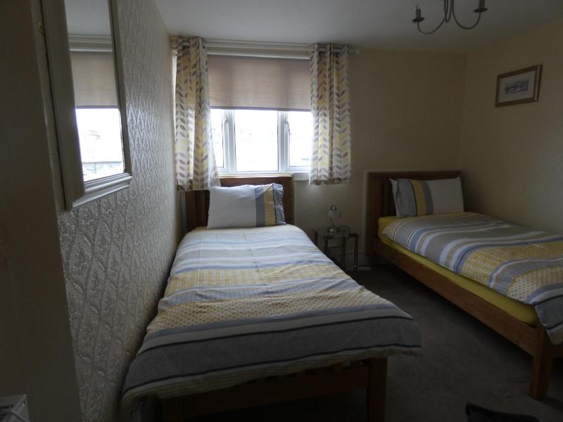 Twin Room image 4