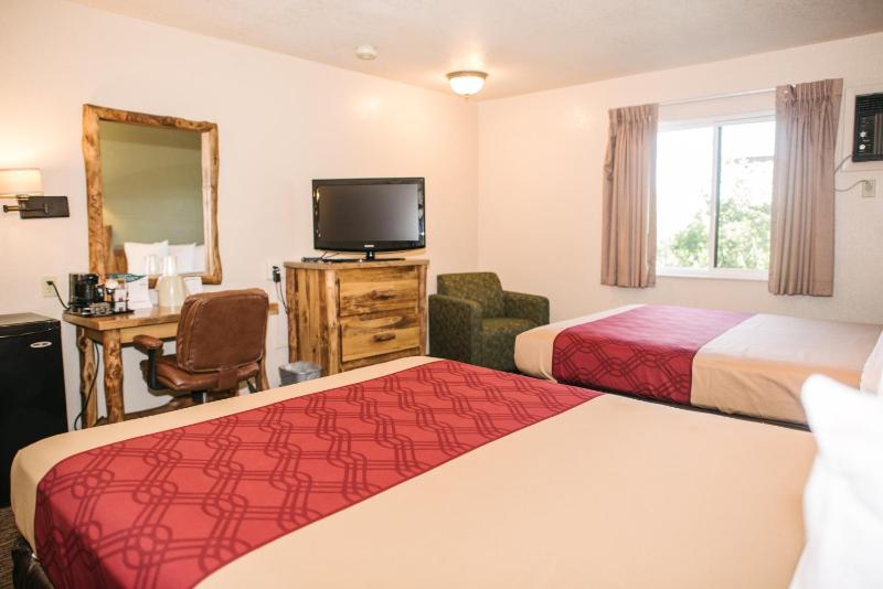 Queen Room with Two Queen Beds - Non-Smoking image 2