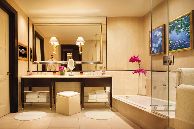 Encore Tower Suite King image 2