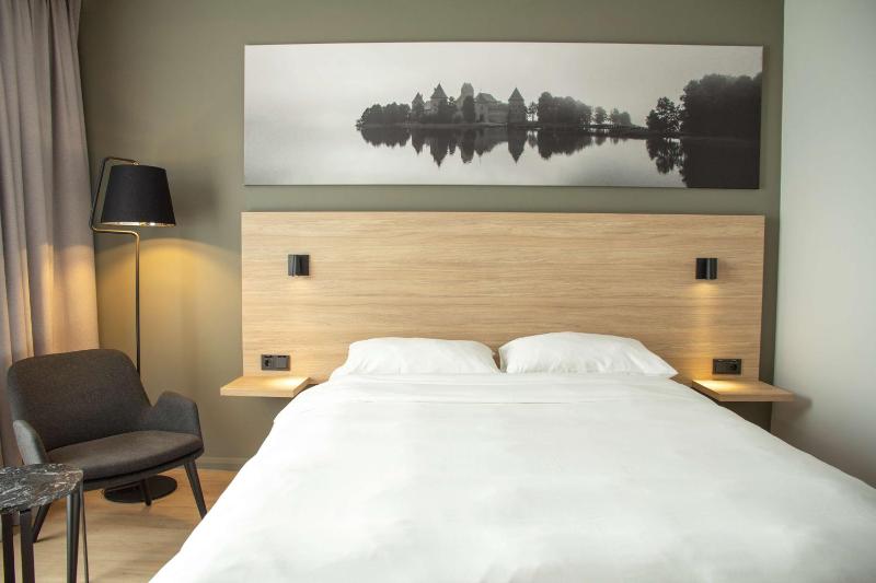 Standard Twin Room with Street or Airport View - Non-Smoking image 3