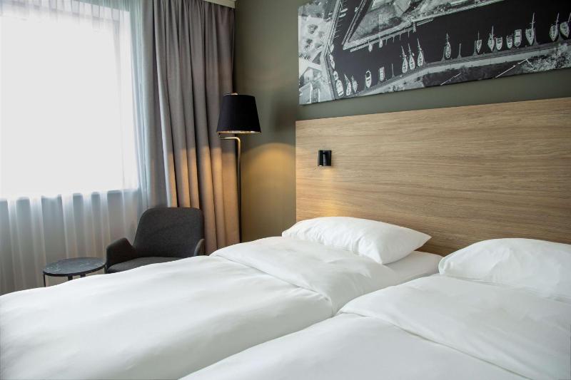Standard Twin Room with Street or Airport View - Non-Smoking image 4
