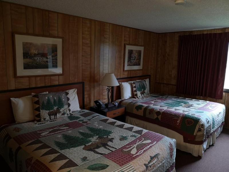 Queen Room with Two Queen Beds image 3