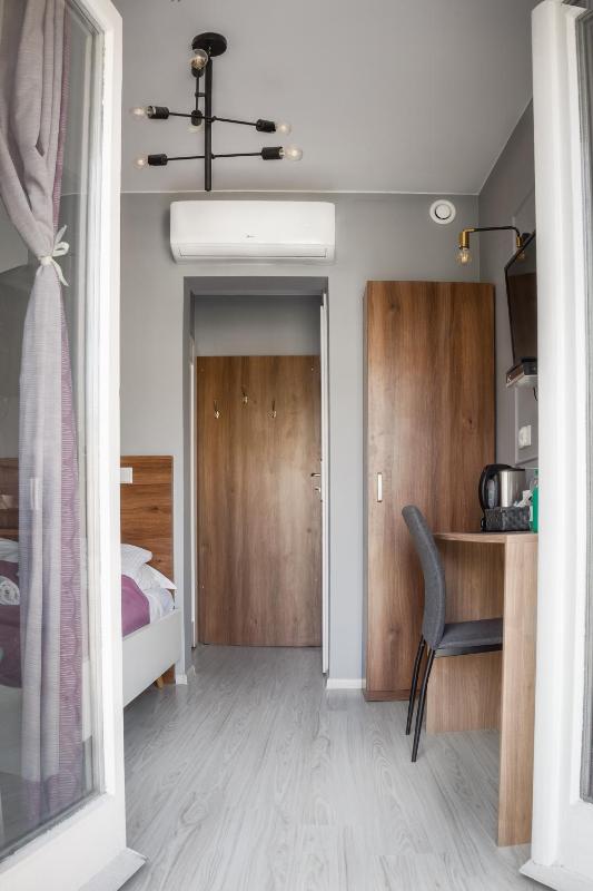 Double Room with Balcony image 2