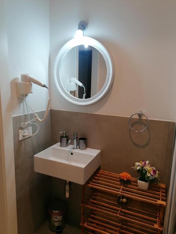 Single Room with Shared Bathroom image 3