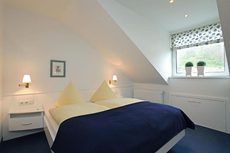 Superior One-Bedroom Apartment with Balcony and Sea VIew image 4