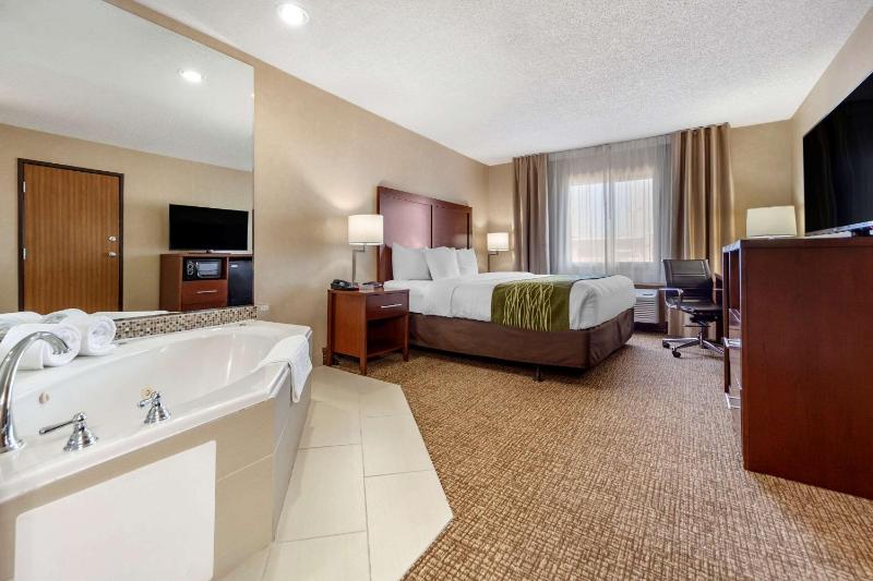 King Room with Hot Tub in Room - Non-Smoking image 2