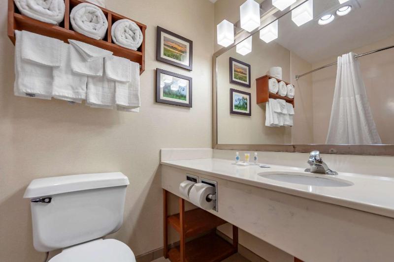 Queen Room with Two Queen Beds - Non-Smoking image 2