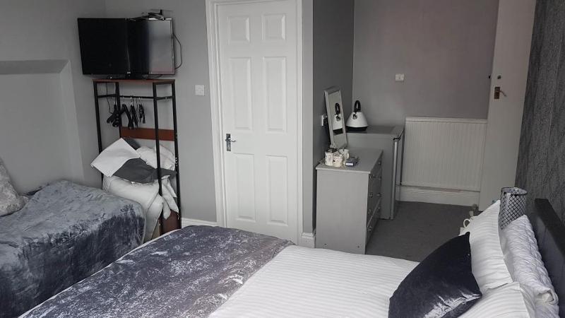 Deluxe Family Room image 2