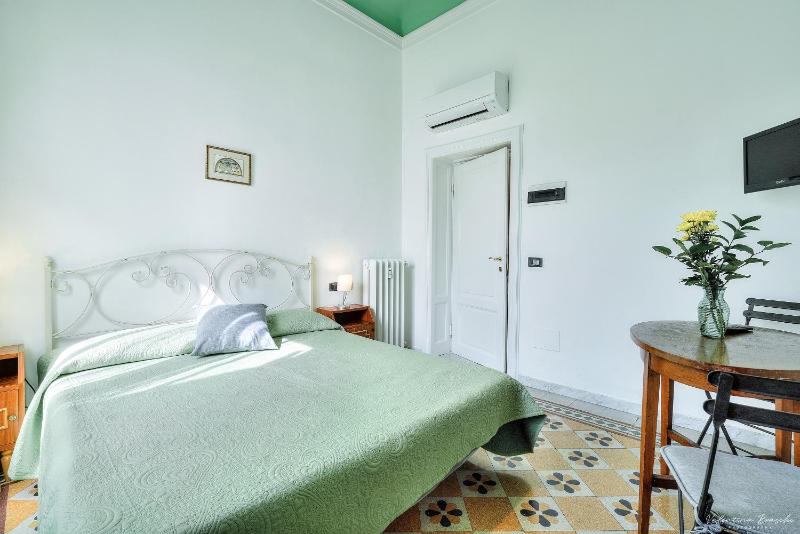 Single Room with Private Exernal Bathroom image 4