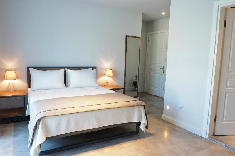 Deluxe Double Room image 3