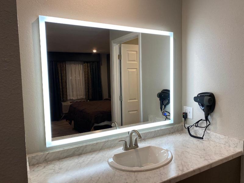 Superior King Suite image 3