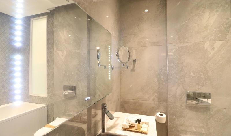 Superior King Room image 4