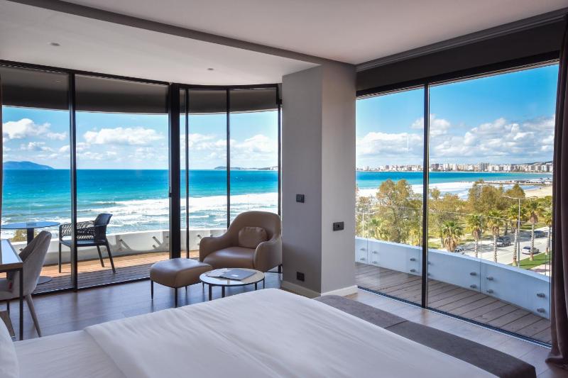 Double Room with Balcony and Sea View image 4