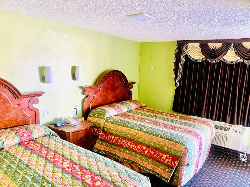Queen Room with Two Queen Beds - Non-Smoking image 2