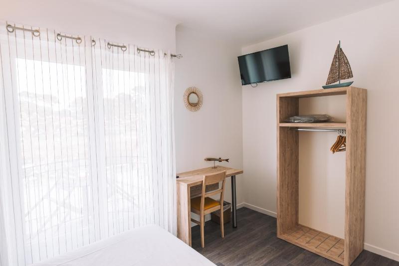 Double Room with Balcony and Port View image 3