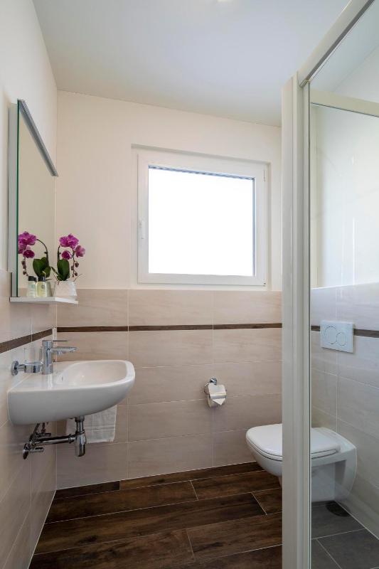 Twin Room with Private Bathroom image 3