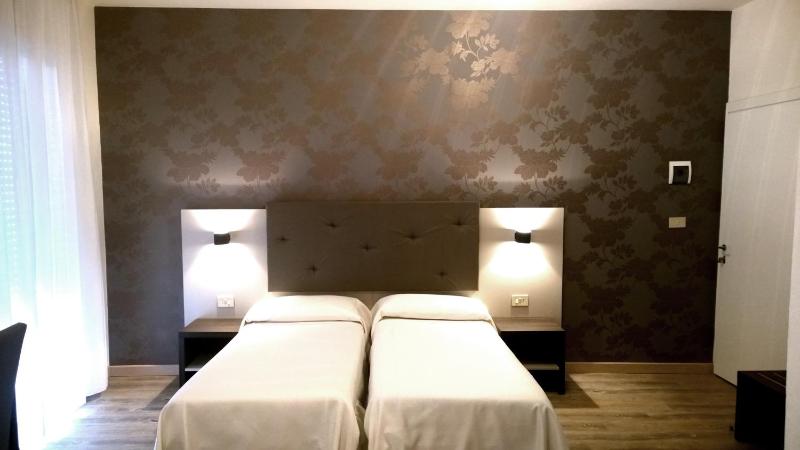 Double or Twin Room image 4
