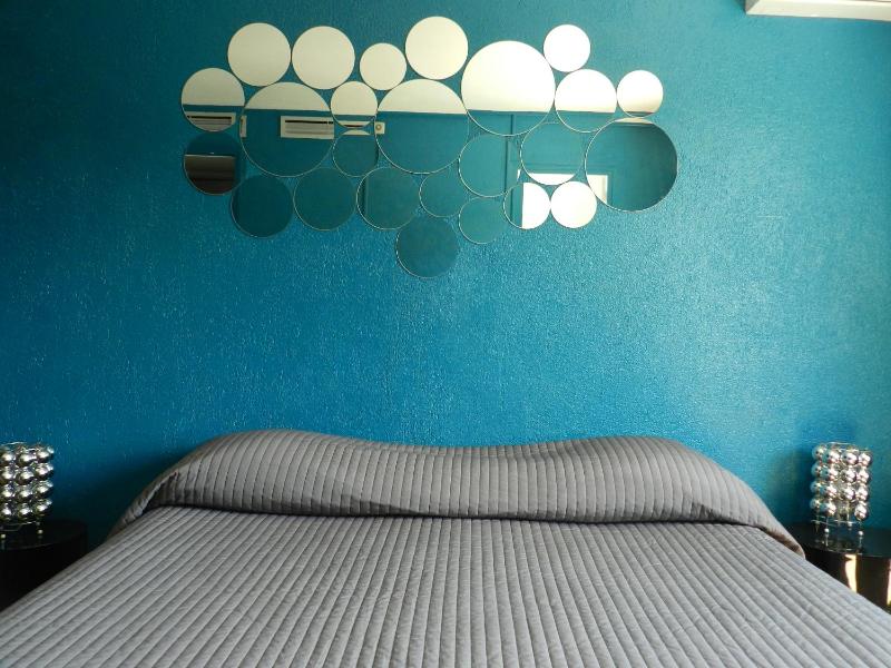 Budget Double Room with Street View image 4