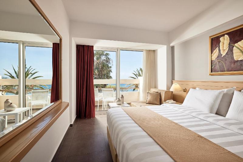 Double Room with Sea View image 4