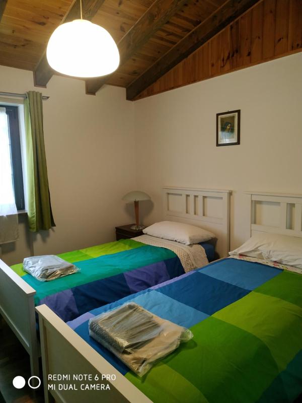 Twin Room with Shared Bathroom image 1