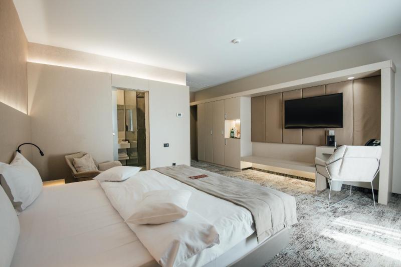 Double Room image 3