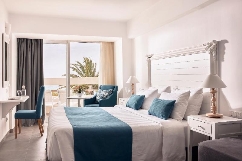 Sunshine Triple Room with Sea View image 4