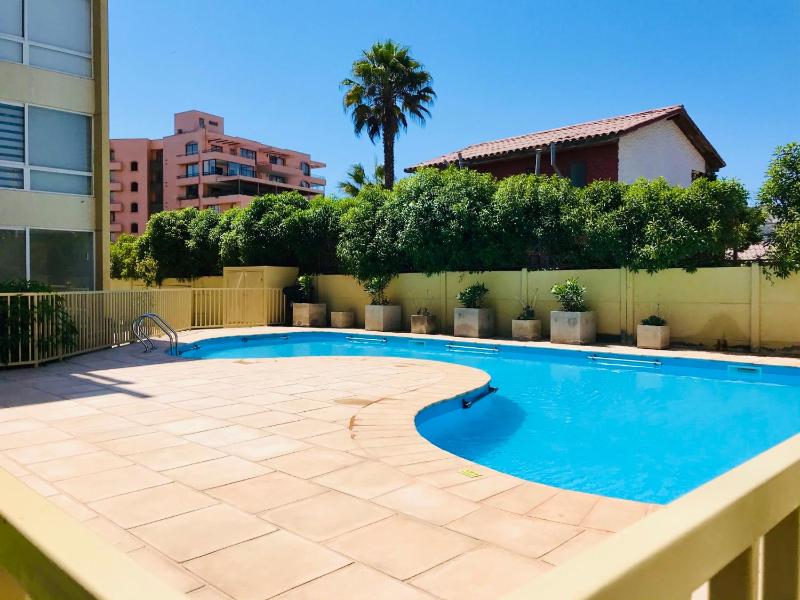 Entremar y piscina en La Serena - image 16