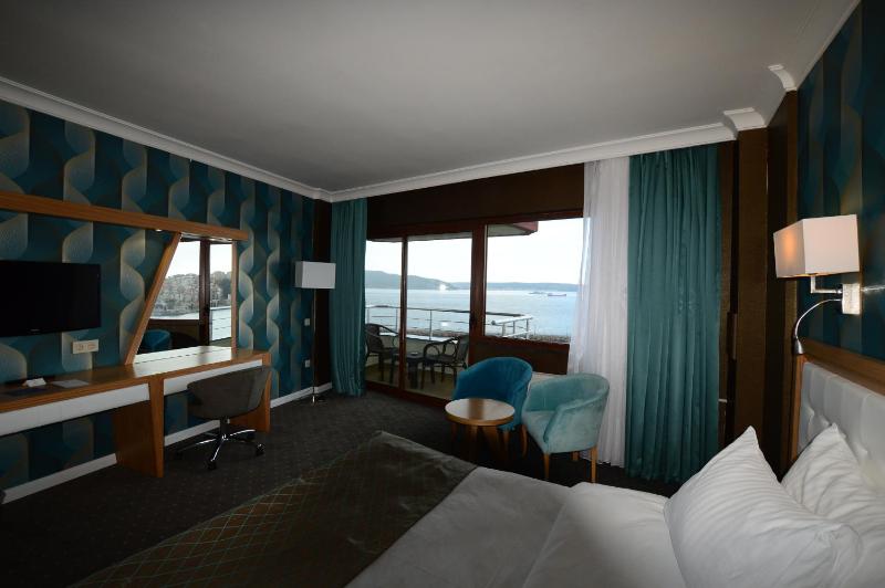 Deluxe Double or Twin Room with Sea View image 4